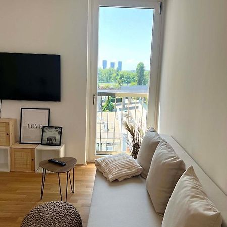 Donaublick Oasis: Stylische Wohnung Wina Bagian luar foto