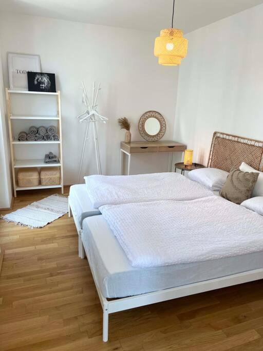 Donaublick Oasis: Stylische Wohnung Wina Bagian luar foto