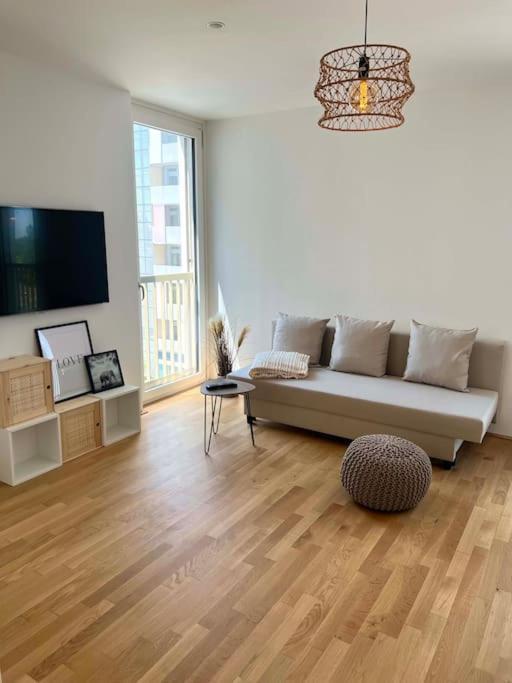 Donaublick Oasis: Stylische Wohnung Wina Bagian luar foto