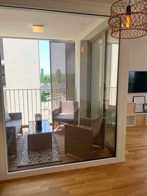 Donaublick Oasis: Stylische Wohnung Wina Bagian luar foto