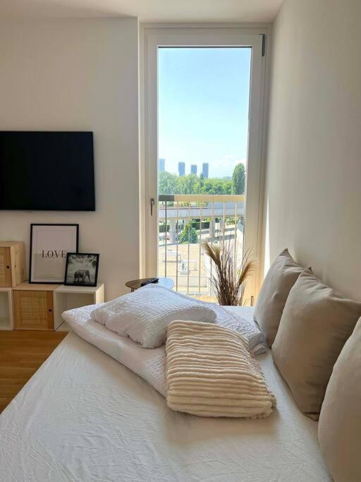 Donaublick Oasis: Stylische Wohnung Wina Bagian luar foto