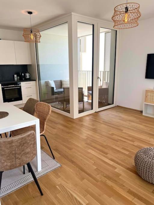 Donaublick Oasis: Stylische Wohnung Wina Bagian luar foto