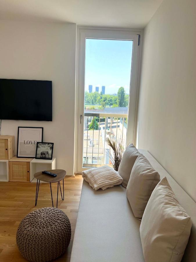 Donaublick Oasis: Stylische Wohnung Wina Bagian luar foto